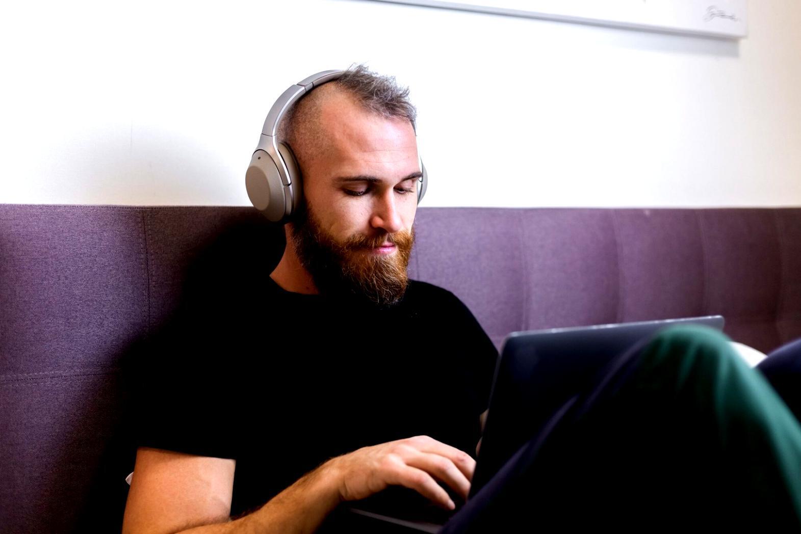 Análisis detallado de métricas financieras en pantalla